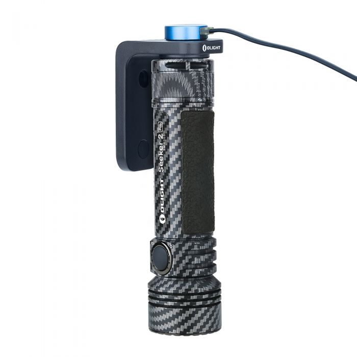 LINTERNA OLIGHT SEEKER 2 PRO 3.200 L BASE CARGA L-DOCK (9) & Fibra de Carbono